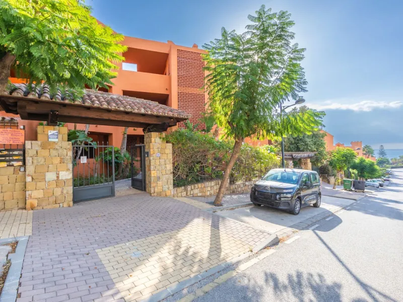GROUND-FLOOR APARTMENT WITH LARGE TERRACE AND TOURIST LICENSE NEAR THE SEA. Privileged location in a charming Mediterranean-style complex, just 200 m from the beach and only a 5-minute drive from Estepona and the vibrant Duquesa Marina, where you'll find 
