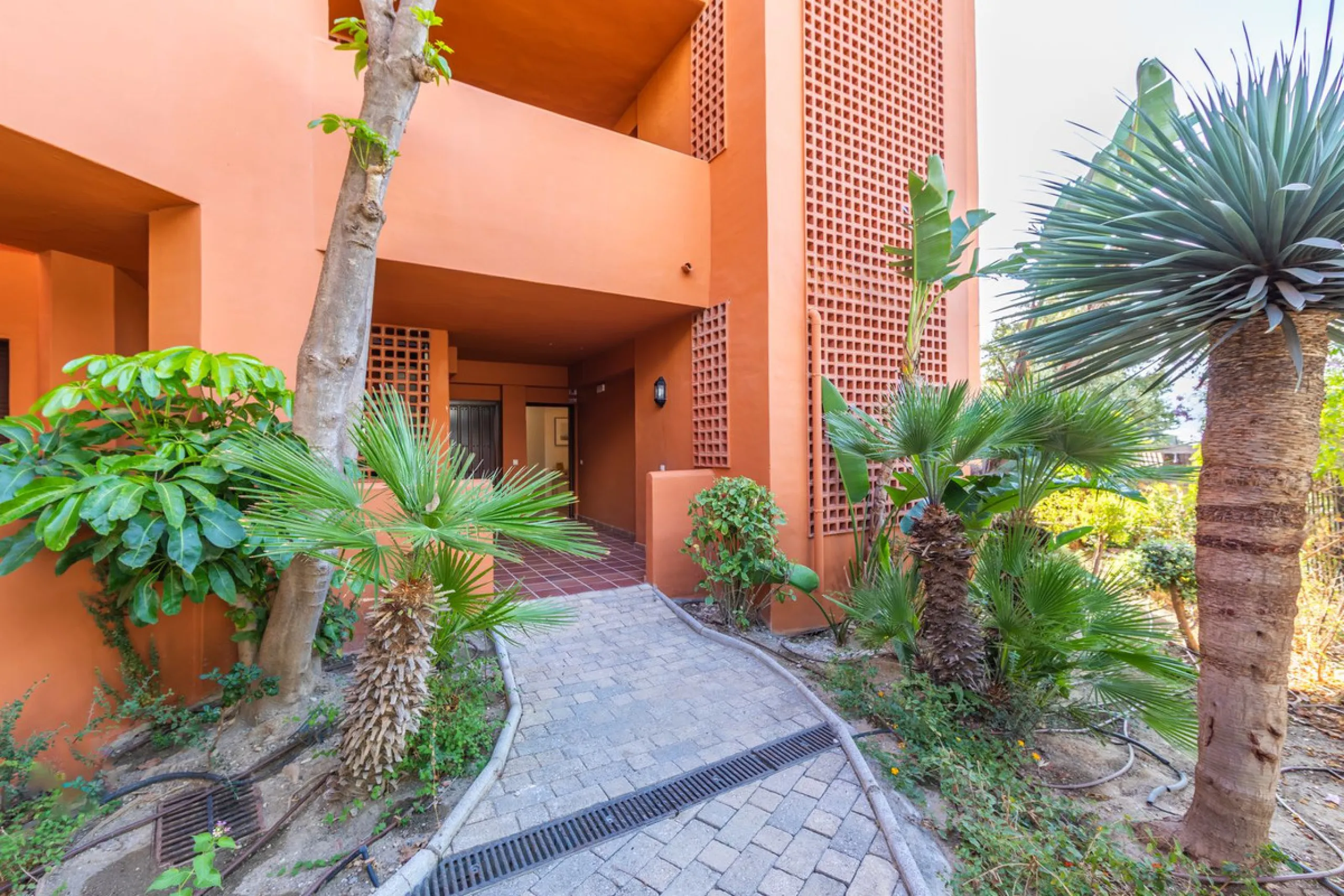 GROUND-FLOOR APARTMENT WITH LARGE TERRACE AND TOURIST LICENSE NEAR THE SEA. Privileged location in a charming Mediterranean-style complex, just 200 m from the beach and only a 5-minute drive from Estepona and the vibrant Duquesa Marina, where you'll find 