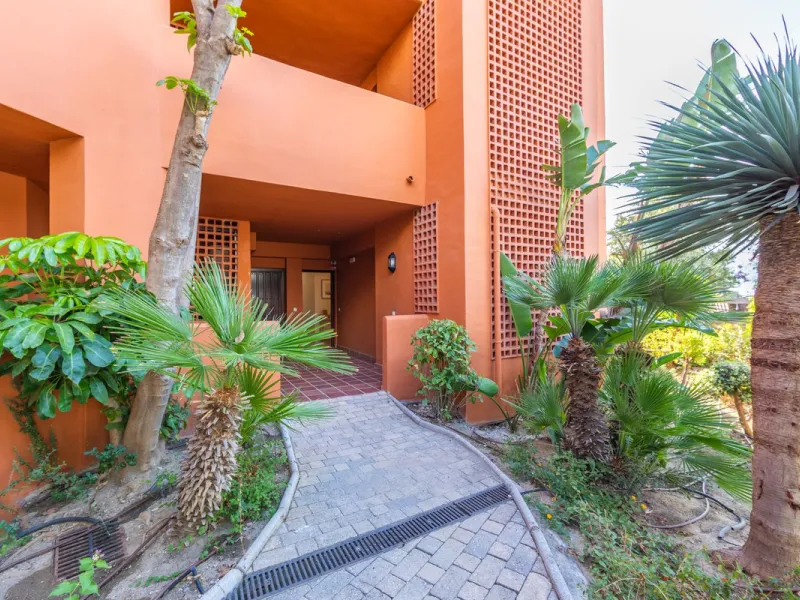 GROUND-FLOOR APARTMENT WITH LARGE TERRACE AND TOURIST LICENSE NEAR THE SEA. Privileged location in a charming Mediterranean-style complex, just 200 m from the beach and only a 5-minute drive from Estepona and the vibrant Duquesa Marina, where you'll find 