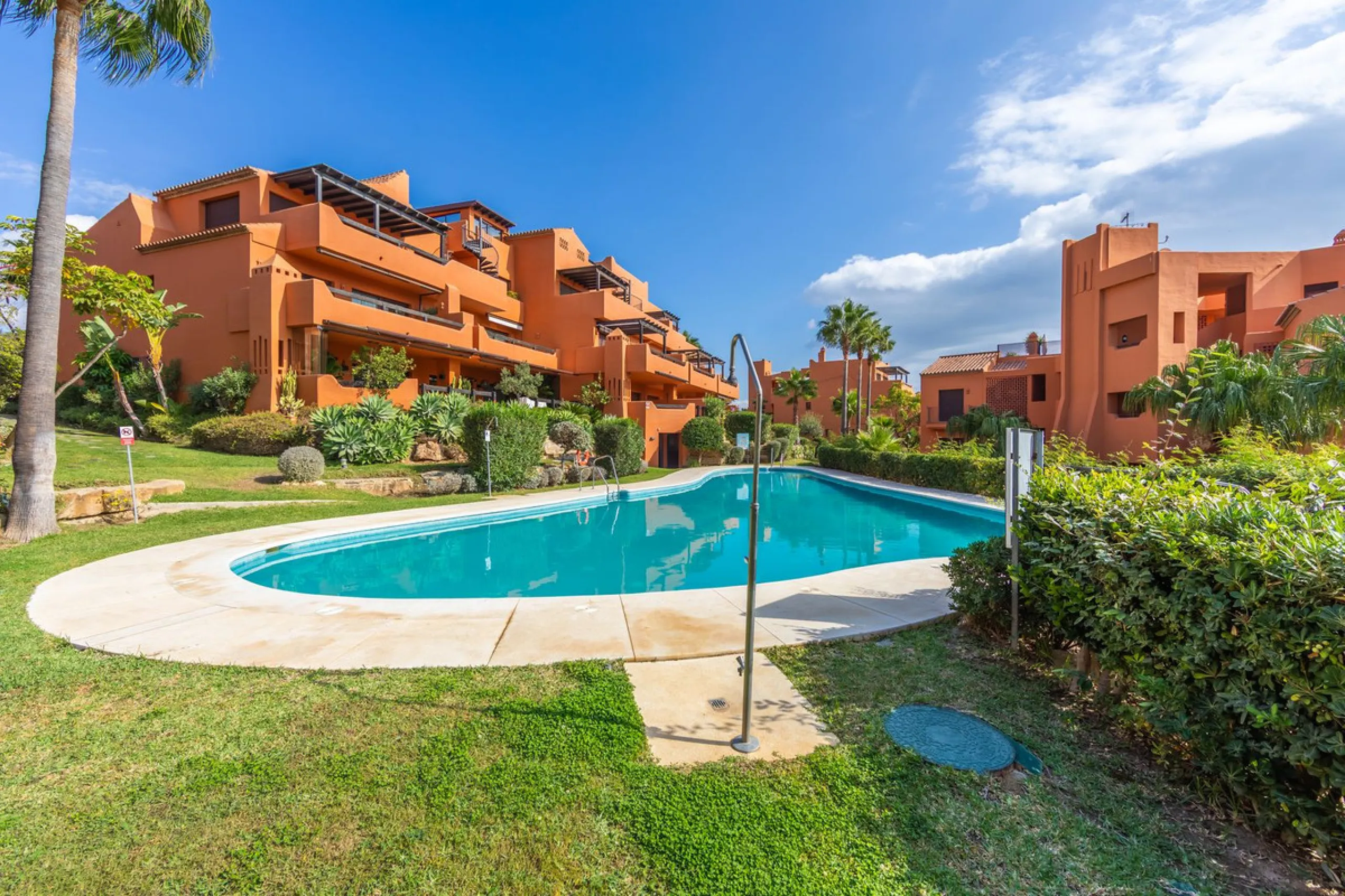 GROUND-FLOOR APARTMENT WITH LARGE TERRACE AND TOURIST LICENSE NEAR THE SEA. Privileged location in a charming Mediterranean-style complex, just 200 m from the beach and only a 5-minute drive from Estepona and the vibrant Duquesa Marina, where you'll find 