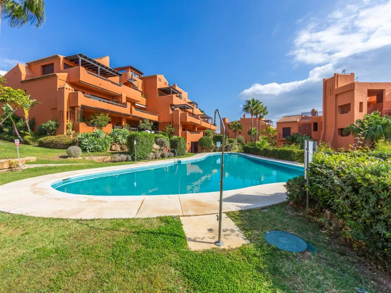 GROUND-FLOOR APARTMENT WITH LARGE TERRACE AND TOURIST LICENSE NEAR THE SEA. Privileged location in a charming Mediterranean-style complex, just 200 m from the beach and only a 5-minute drive from Estepona and the vibrant Duquesa Marina, where you'll find 