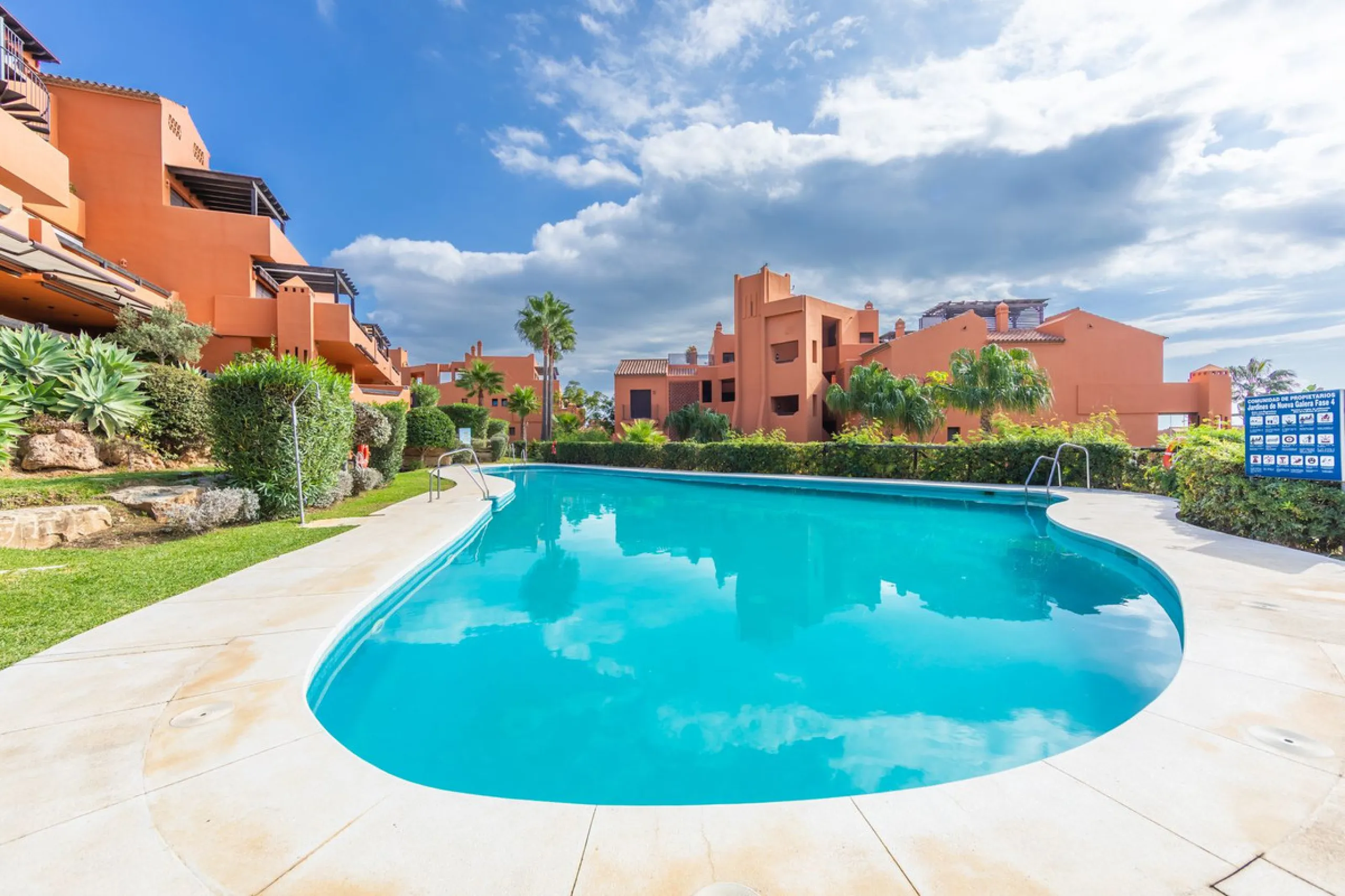 GROUND-FLOOR APARTMENT WITH LARGE TERRACE AND TOURIST LICENSE NEAR THE SEA. Privileged location in a charming Mediterranean-style complex, just 200 m from the beach and only a 5-minute drive from Estepona and the vibrant Duquesa Marina, where you'll find 