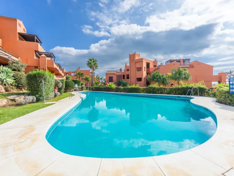 GROUND-FLOOR APARTMENT WITH LARGE TERRACE AND TOURIST LICENSE NEAR THE SEA. Privileged location in a charming Mediterranean-style complex, just 200 m from the beach and only a 5-minute drive from Estepona and the vibrant Duquesa Marina, where you'll find 