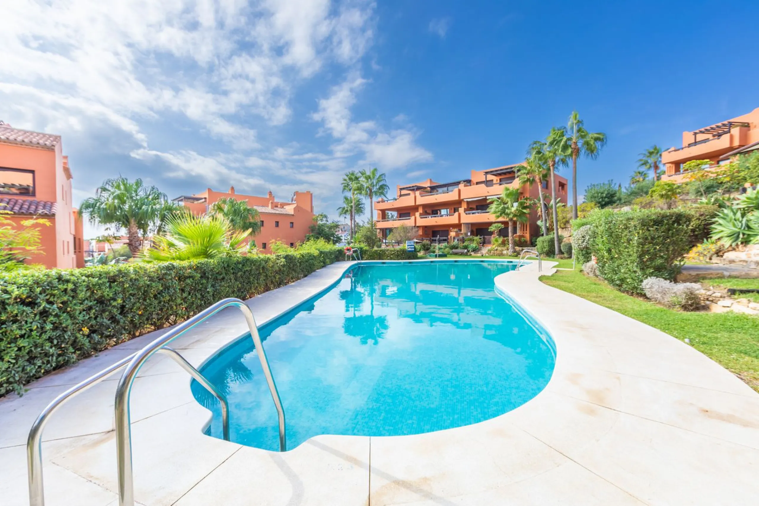 GROUND-FLOOR APARTMENT WITH LARGE TERRACE AND TOURIST LICENSE NEAR THE SEA. Privileged location in a charming Mediterranean-style complex, just 200 m from the beach and only a 5-minute drive from Estepona and the vibrant Duquesa Marina, where you'll find 