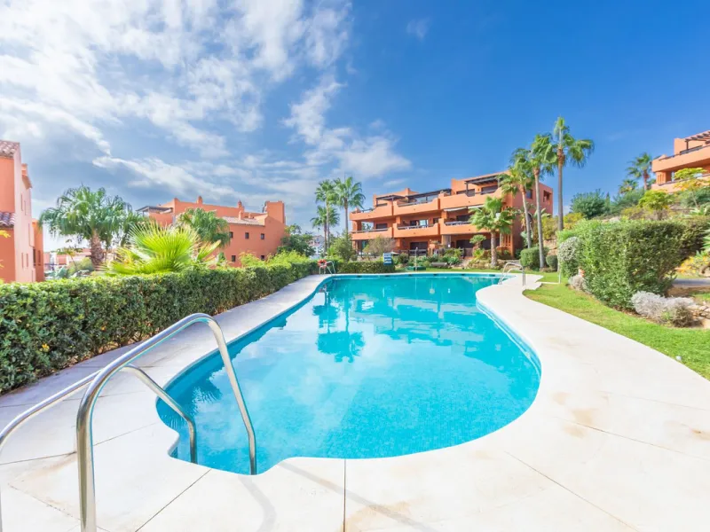 GROUND-FLOOR APARTMENT WITH LARGE TERRACE AND TOURIST LICENSE NEAR THE SEA. Privileged location in a charming Mediterranean-style complex, just 200 m from the beach and only a 5-minute drive from Estepona and the vibrant Duquesa Marina, where you'll find 