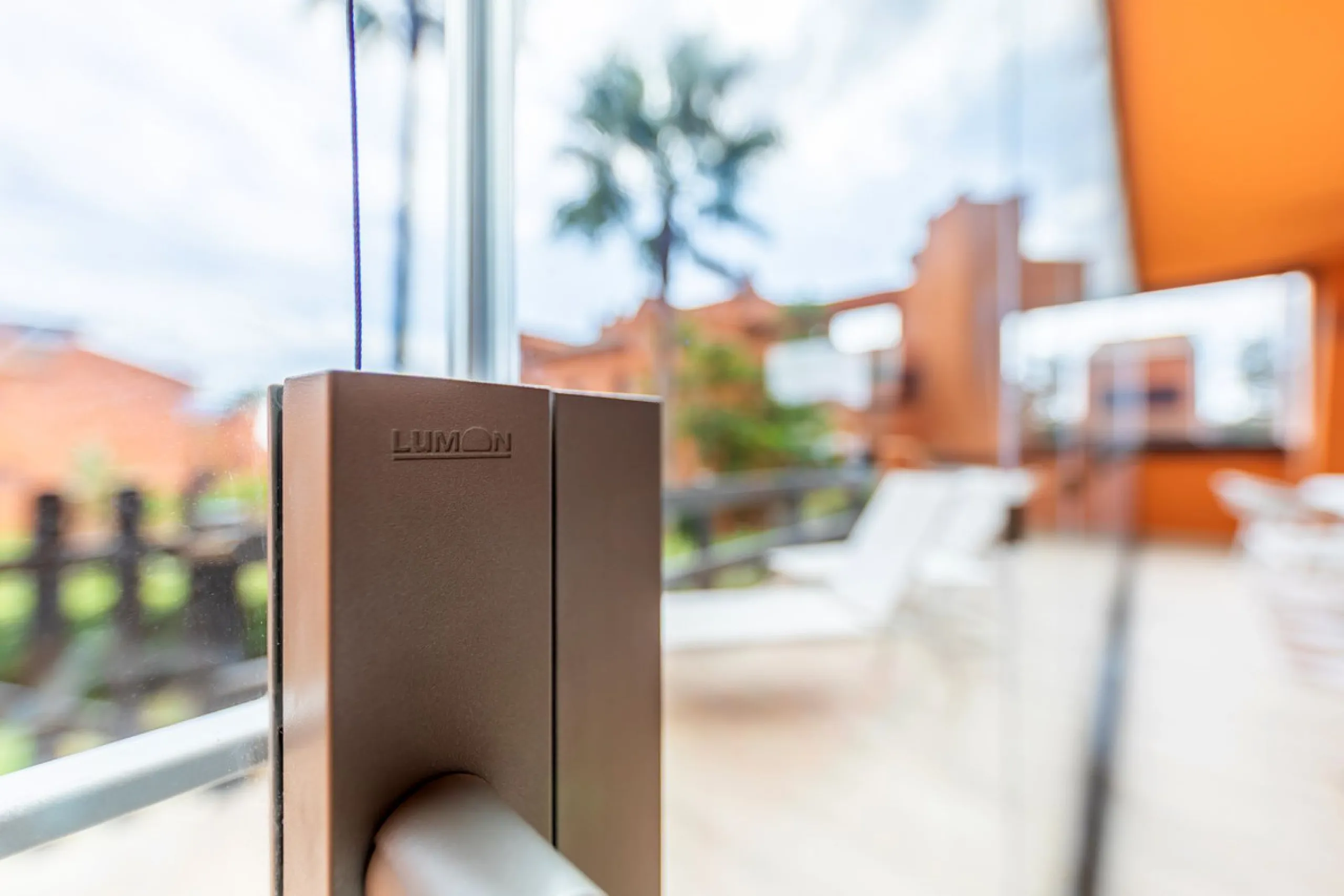 GROUND-FLOOR APARTMENT WITH LARGE TERRACE AND TOURIST LICENSE NEAR THE SEA. Privileged location in a charming Mediterranean-style complex, just 200 m from the beach and only a 5-minute drive from Estepona and the vibrant Duquesa Marina, where you'll find 