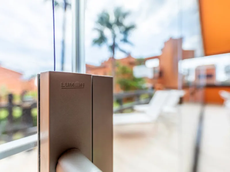 GROUND-FLOOR APARTMENT WITH LARGE TERRACE AND TOURIST LICENSE NEAR THE SEA. Privileged location in a charming Mediterranean-style complex, just 200 m from the beach and only a 5-minute drive from Estepona and the vibrant Duquesa Marina, where you'll find 