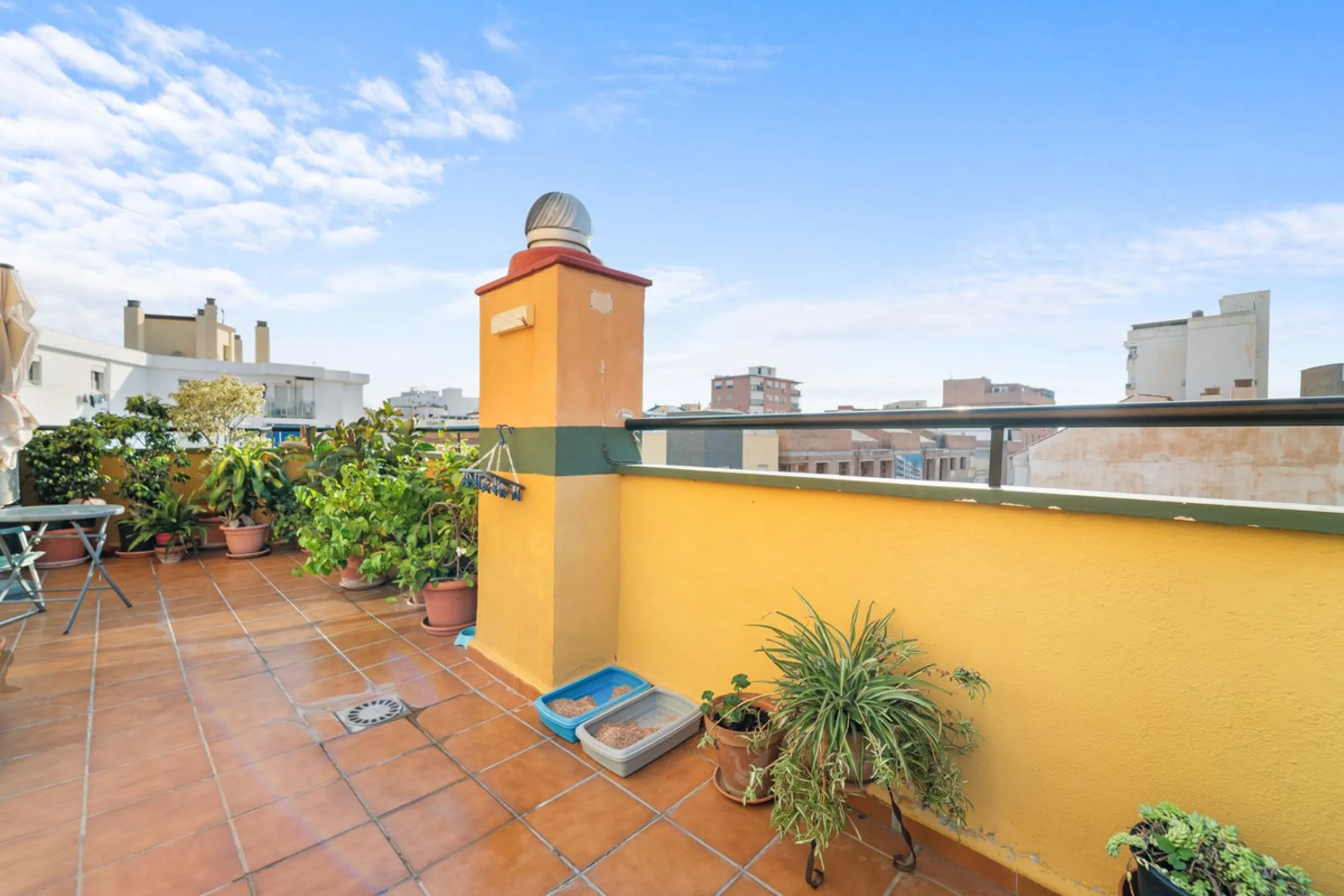 Big and cozy apartment in the center of Malaga city just a brisk 7 min walk down to the beach and 30 minutes to the center. This apartment located on the last floor of the building is a duplex with lots of space and natural light. We actually have 2 apart