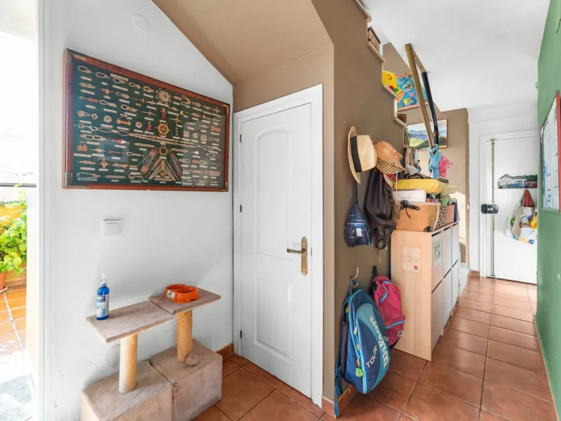 Big and cozy apartment in the center of Malaga city just a brisk 7 min walk down to the beach and 30 minutes to the center. This apartment located on the last floor of the building is a duplex with lots of space and natural light. We actually have 2 apart