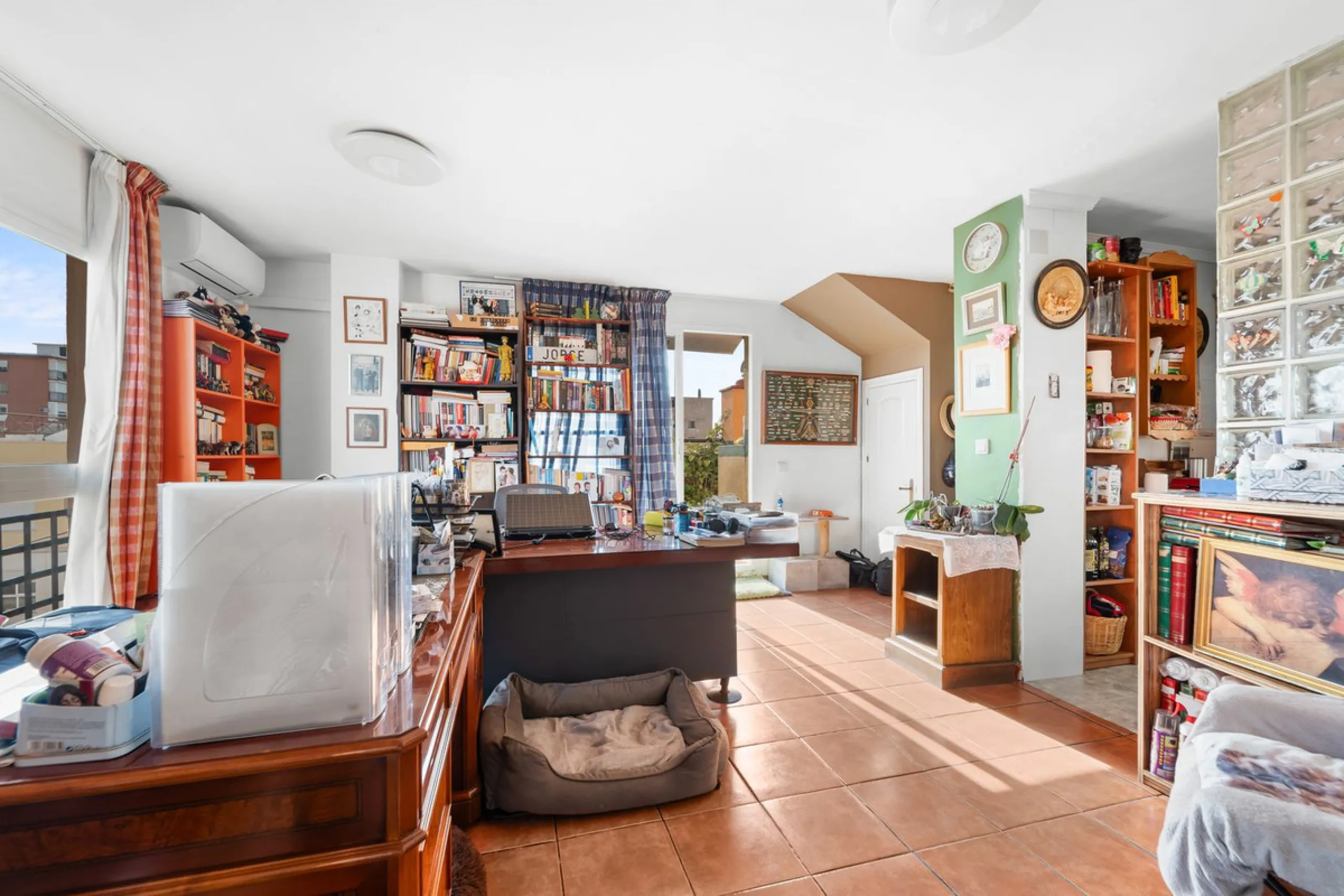 Big and cozy apartment in the center of Malaga city just a brisk 7 min walk down to the beach and 30 minutes to the center. This apartment located on the last floor of the building is a duplex with lots of space and natural light. We actually have 2 apart