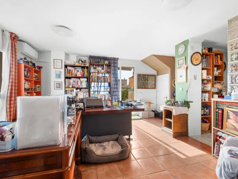 Big and cozy apartment in the center of Malaga city just a brisk 7 min walk down to the beach and 30 minutes to the center. This apartment located on the last floor of the building is a duplex with lots of space and natural light. We actually have 2 apart