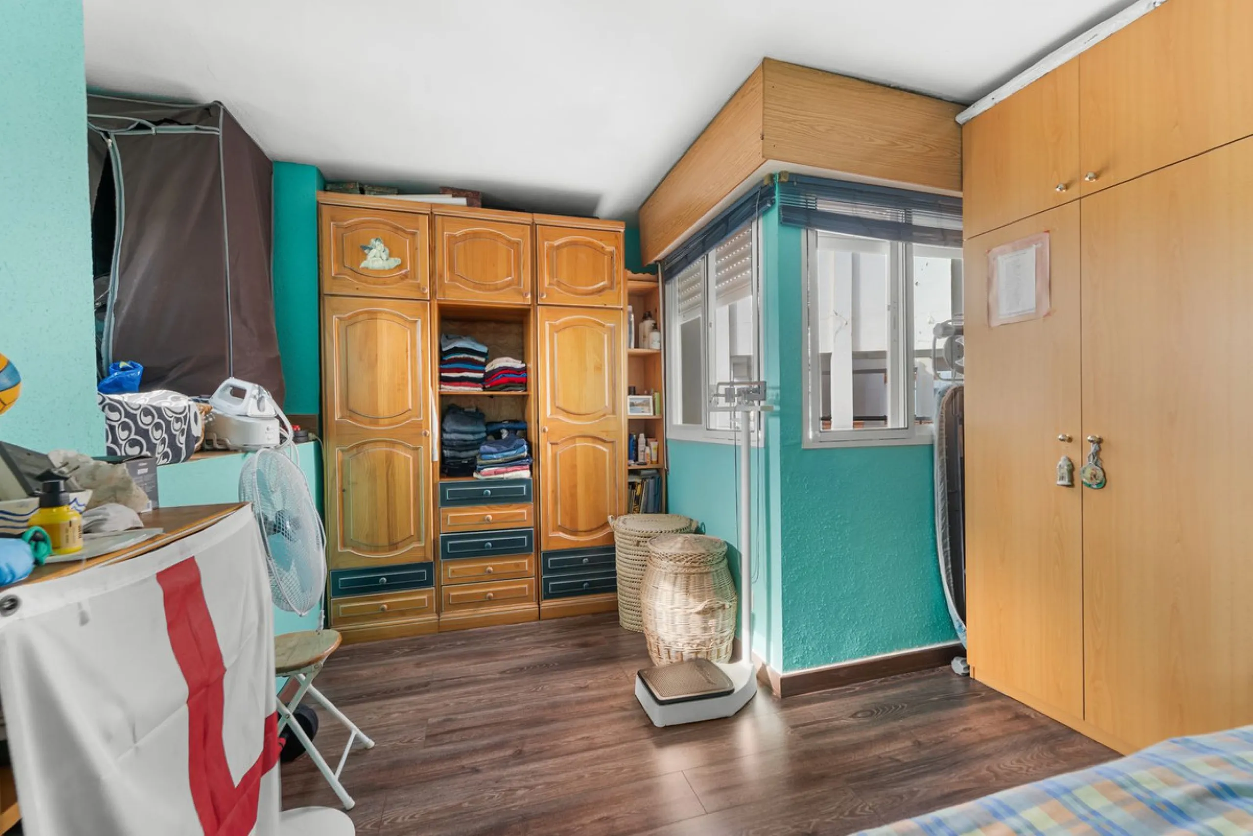 Big and cozy apartment in the center of Malaga city just a brisk 7 min walk down to the beach and 30 minutes to the center. This apartment located on the last floor of the building is a duplex with lots of space and natural light. We actually have 2 apart