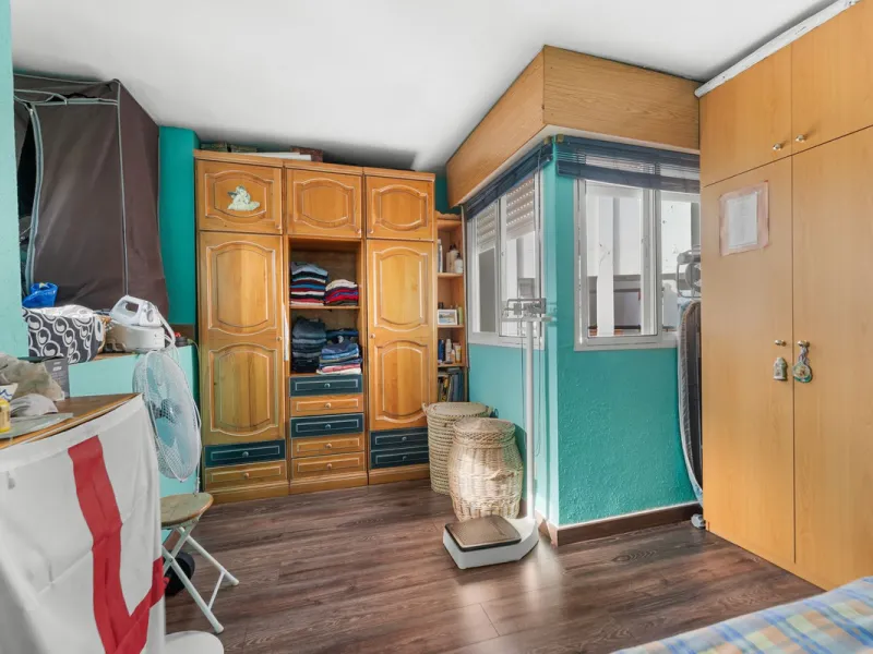 Big and cozy apartment in the center of Malaga city just a brisk 7 min walk down to the beach and 30 minutes to the center. This apartment located on the last floor of the building is a duplex with lots of space and natural light. We actually have 2 apart
