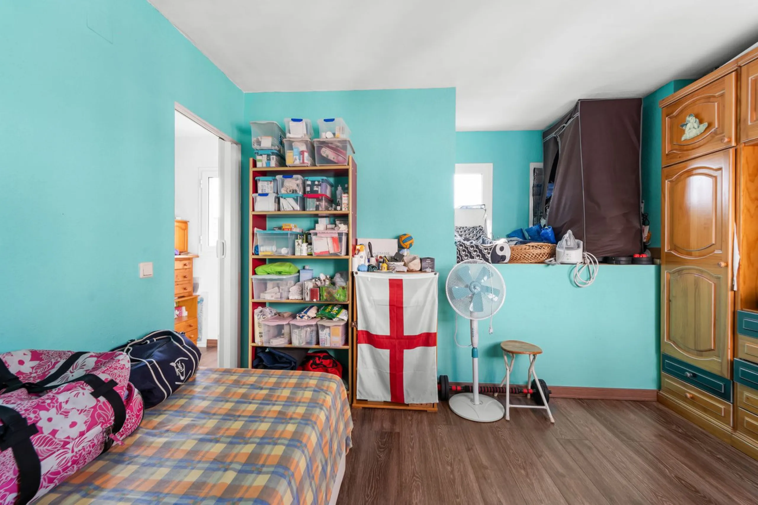 Big and cozy apartment in the center of Malaga city just a brisk 7 min walk down to the beach and 30 minutes to the center. This apartment located on the last floor of the building is a duplex with lots of space and natural light. We actually have 2 apart