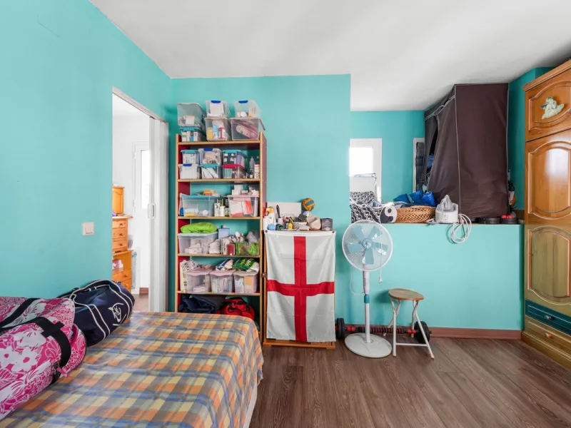 Big and cozy apartment in the center of Malaga city just a brisk 7 min walk down to the beach and 30 minutes to the center. This apartment located on the last floor of the building is a duplex with lots of space and natural light. We actually have 2 apart