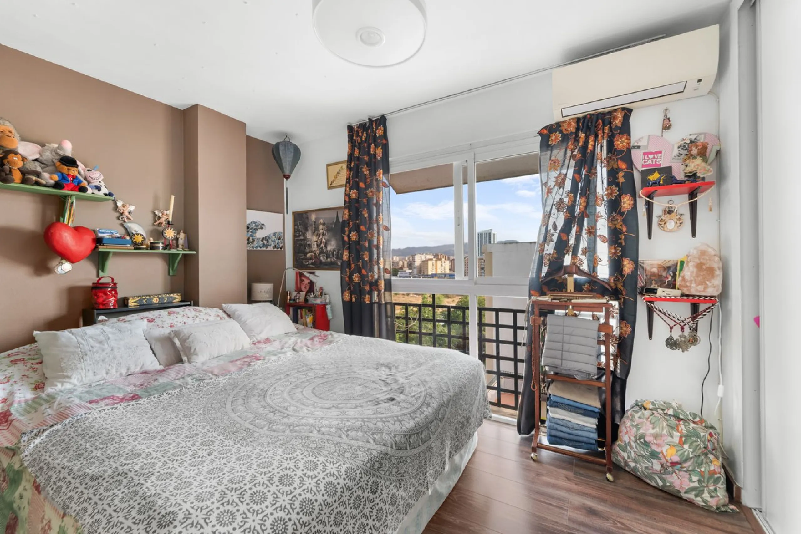 Big and cozy apartment in the center of Malaga city just a brisk 7 min walk down to the beach and 30 minutes to the center. This apartment located on the last floor of the building is a duplex with lots of space and natural light. We actually have 2 apart