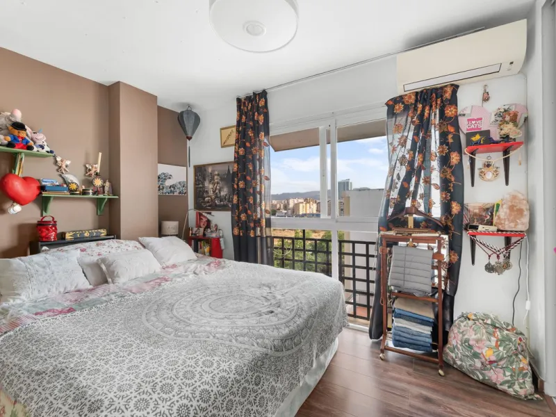 Big and cozy apartment in the center of Malaga city just a brisk 7 min walk down to the beach and 30 minutes to the center. This apartment located on the last floor of the building is a duplex with lots of space and natural light. We actually have 2 apart