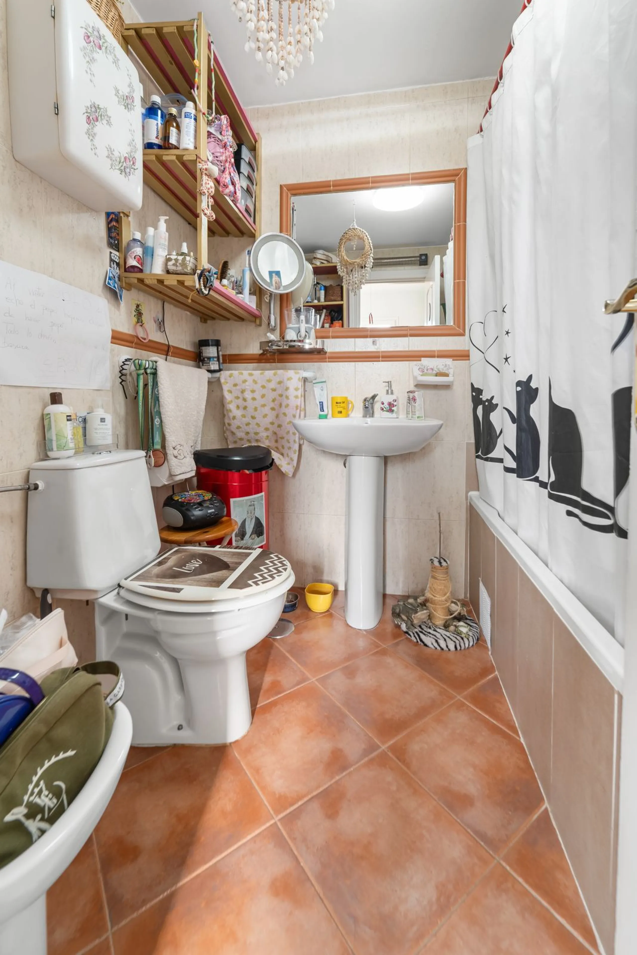 Big and cozy apartment in the center of Malaga city just a brisk 7 min walk down to the beach and 30 minutes to the center. This apartment located on the last floor of the building is a duplex with lots of space and natural light. We actually have 2 apart