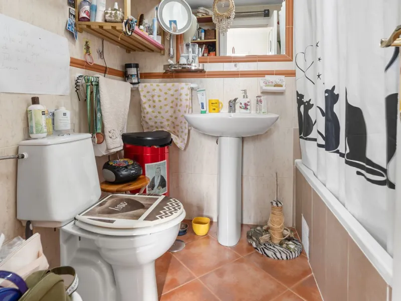Big and cozy apartment in the center of Malaga city just a brisk 7 min walk down to the beach and 30 minutes to the center. This apartment located on the last floor of the building is a duplex with lots of space and natural light. We actually have 2 apart