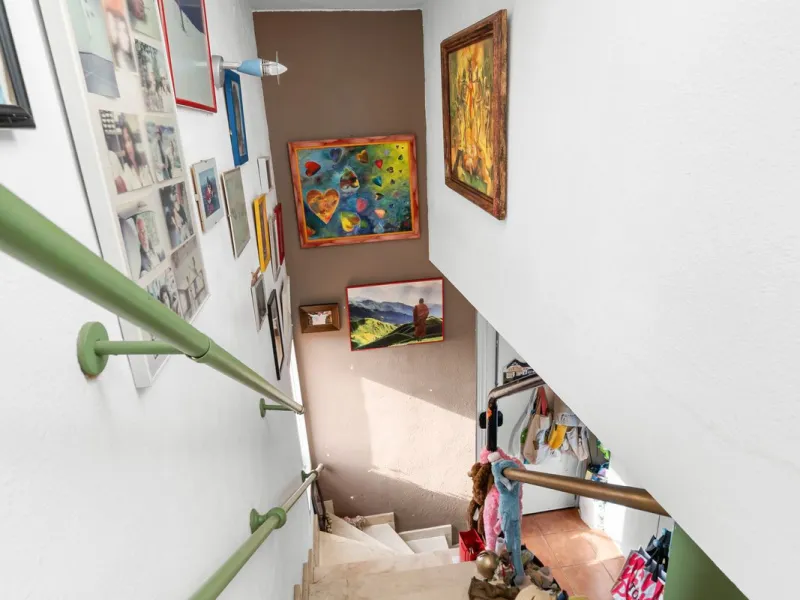 Big and cozy apartment in the center of Malaga city just a brisk 7 min walk down to the beach and 30 minutes to the center. This apartment located on the last floor of the building is a duplex with lots of space and natural light. We actually have 2 apart