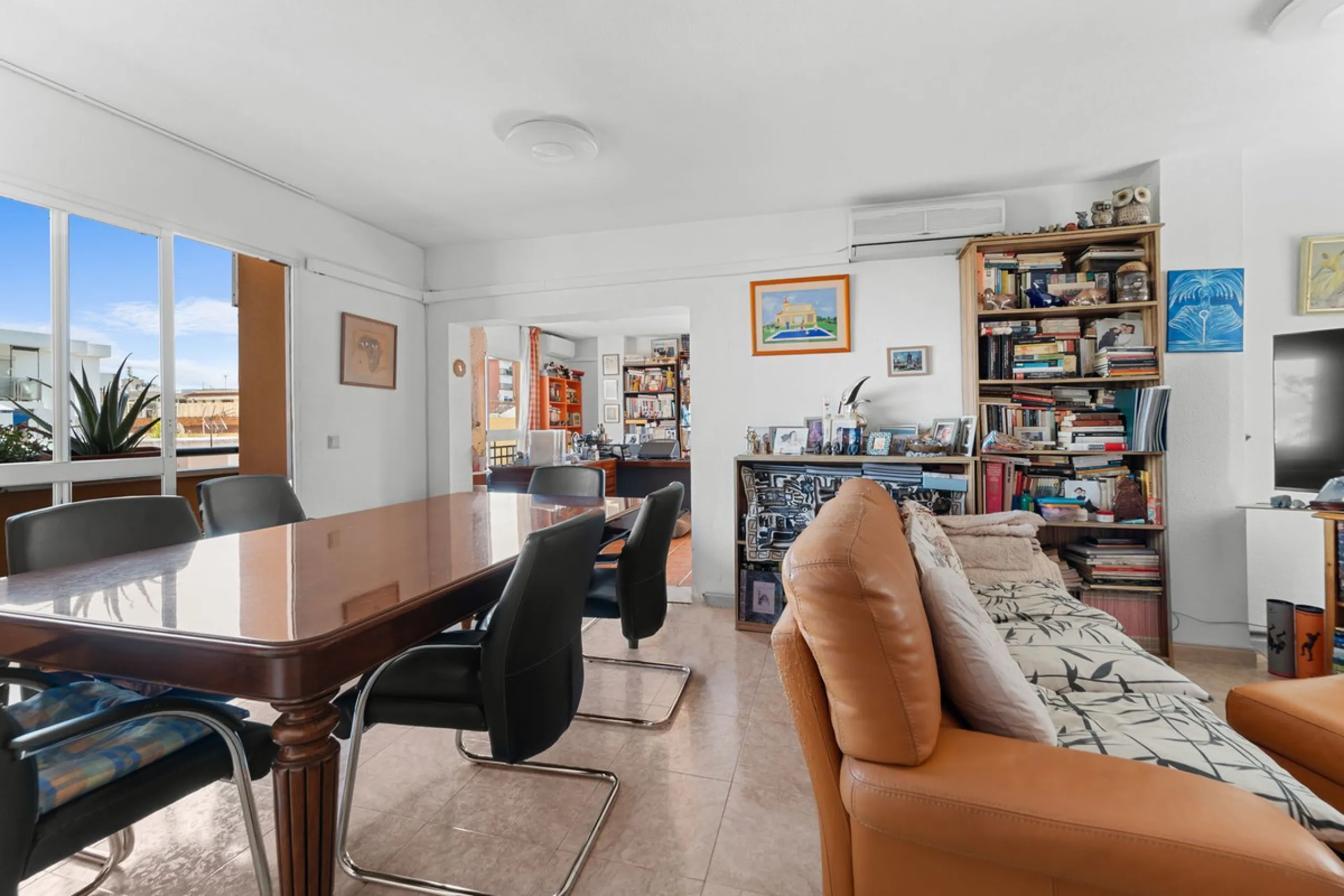 Big and cozy apartment in the center of Malaga city just a brisk 7 min walk down to the beach and 30 minutes to the center. This apartment located on the last floor of the building is a duplex with lots of space and natural light. We actually have 2 apart