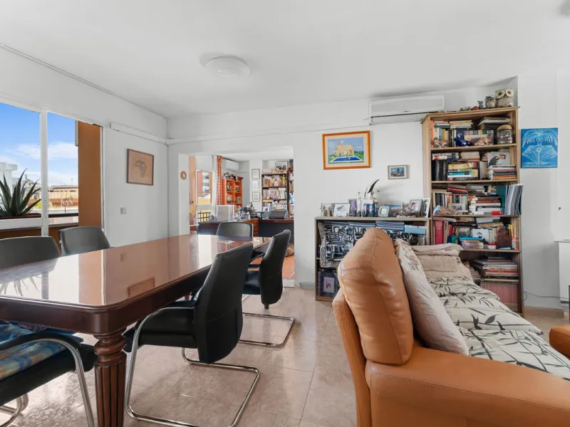 Big and cozy apartment in the center of Malaga city just a brisk 7 min walk down to the beach and 30 minutes to the center. This apartment located on the last floor of the building is a duplex with lots of space and natural light. We actually have 2 apart