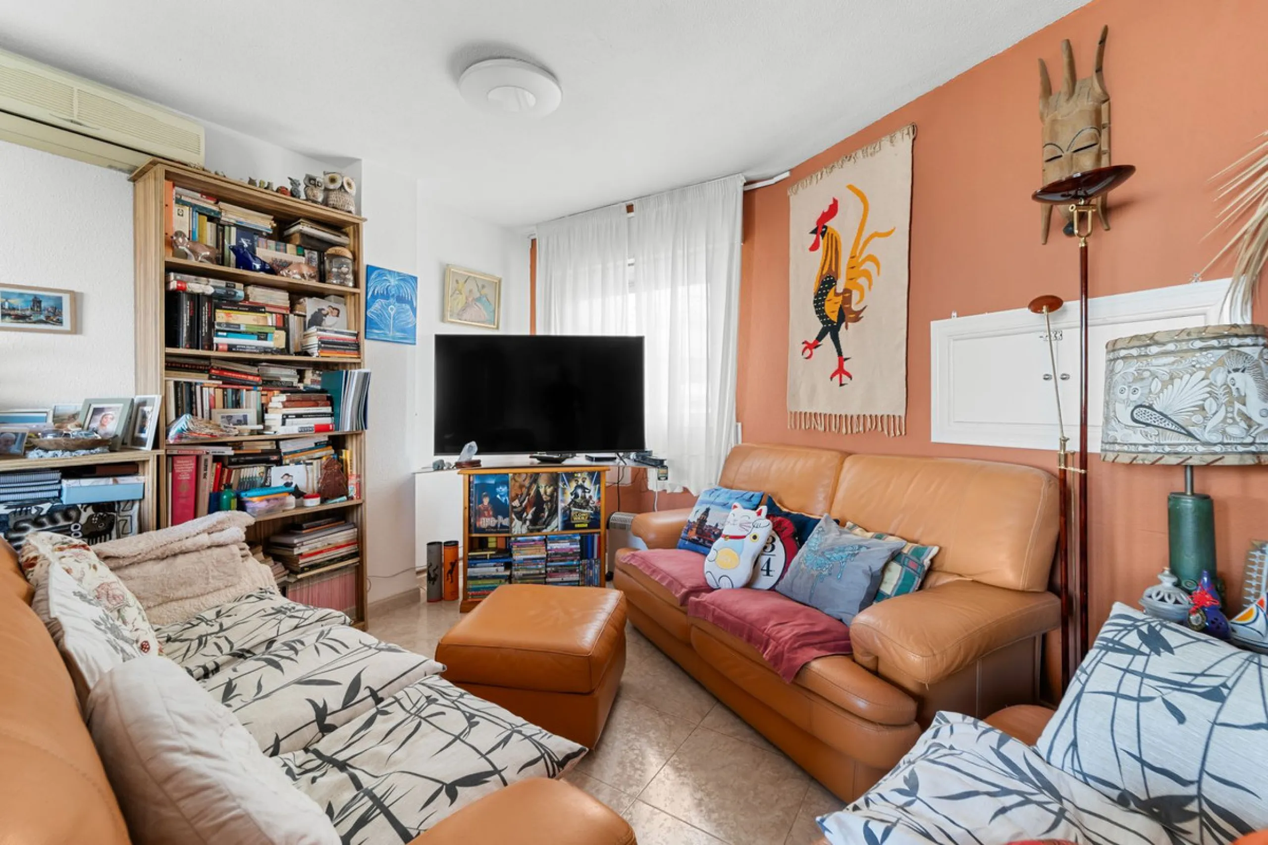 Big and cozy apartment in the center of Malaga city just a brisk 7 min walk down to the beach and 30 minutes to the center. This apartment located on the last floor of the building is a duplex with lots of space and natural light. We actually have 2 apart