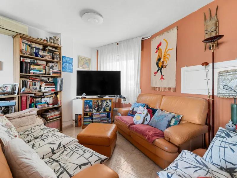 Big and cozy apartment in the center of Malaga city just a brisk 7 min walk down to the beach and 30 minutes to the center. This apartment located on the last floor of the building is a duplex with lots of space and natural light. We actually have 2 apart
