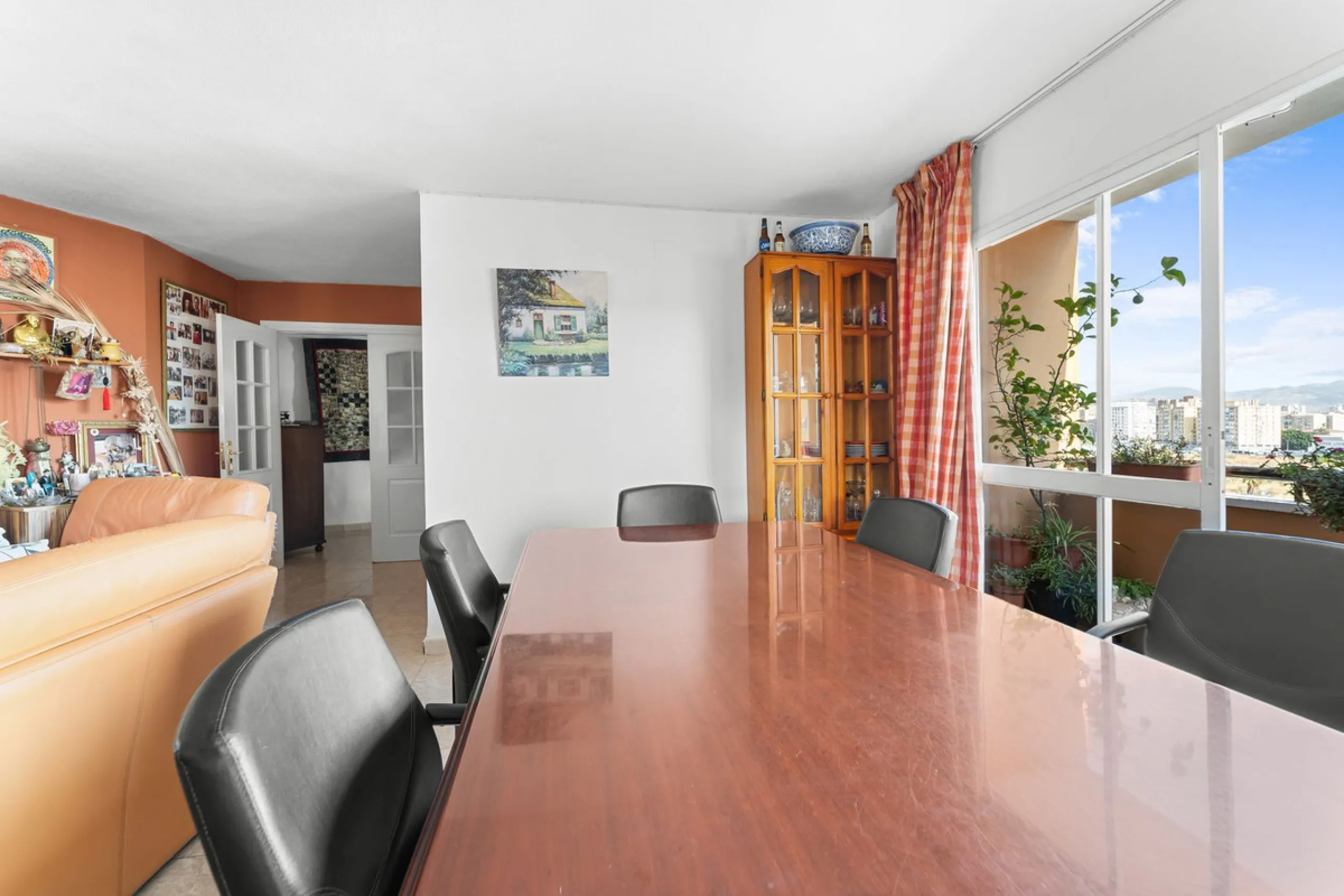Big and cozy apartment in the center of Malaga city just a brisk 7 min walk down to the beach and 30 minutes to the center. This apartment located on the last floor of the building is a duplex with lots of space and natural light. We actually have 2 apart