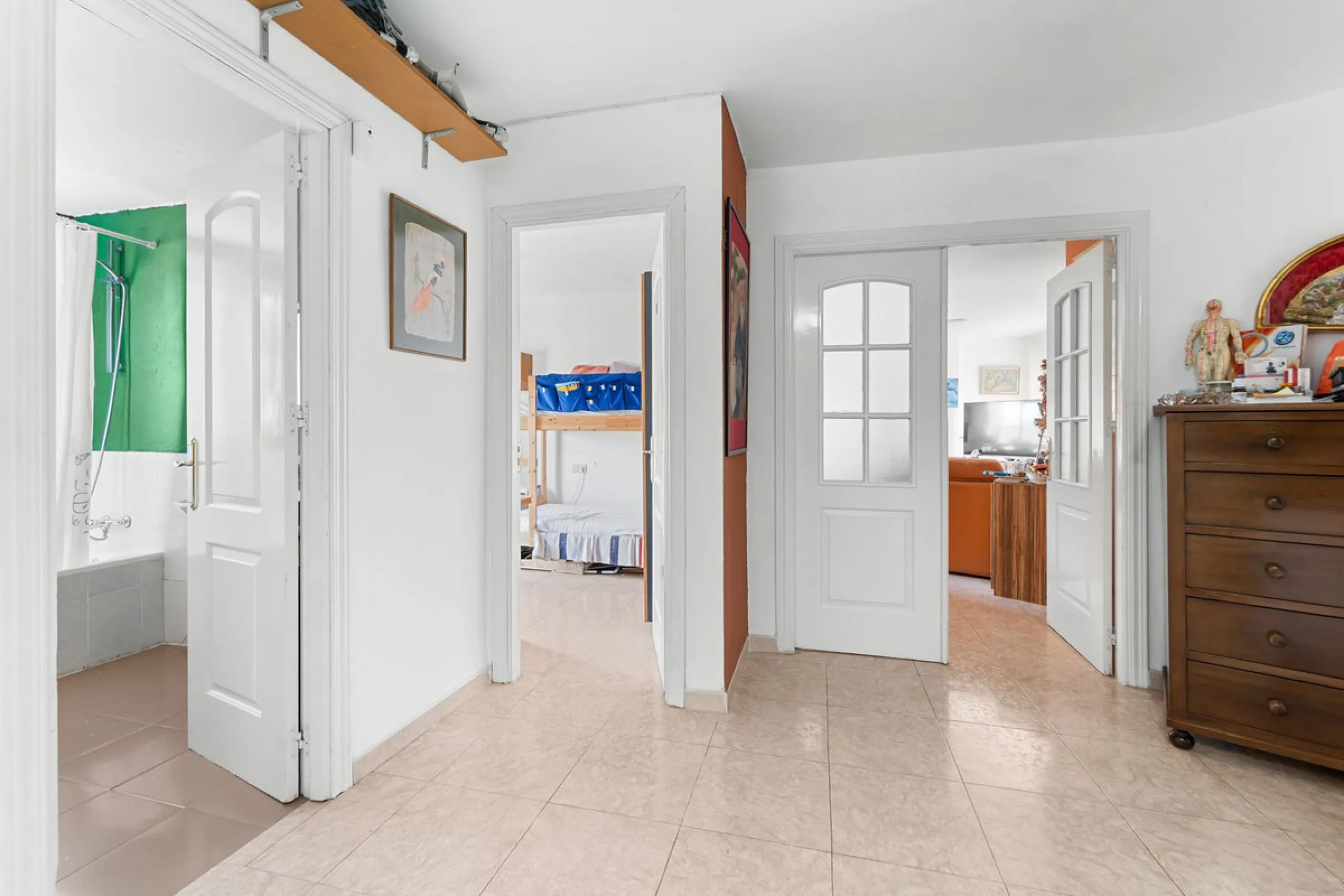Big and cozy apartment in the center of Malaga city just a brisk 7 min walk down to the beach and 30 minutes to the center. This apartment located on the last floor of the building is a duplex with lots of space and natural light. We actually have 2 apart