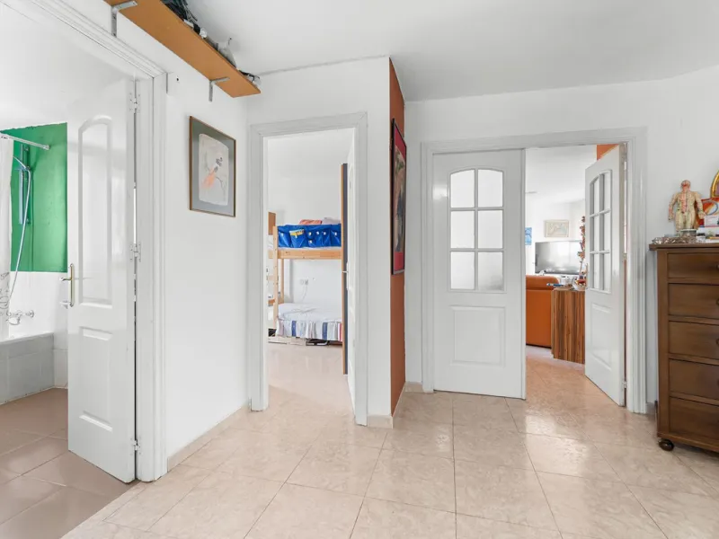 Big and cozy apartment in the center of Malaga city just a brisk 7 min walk down to the beach and 30 minutes to the center. This apartment located on the last floor of the building is a duplex with lots of space and natural light. We actually have 2 apart