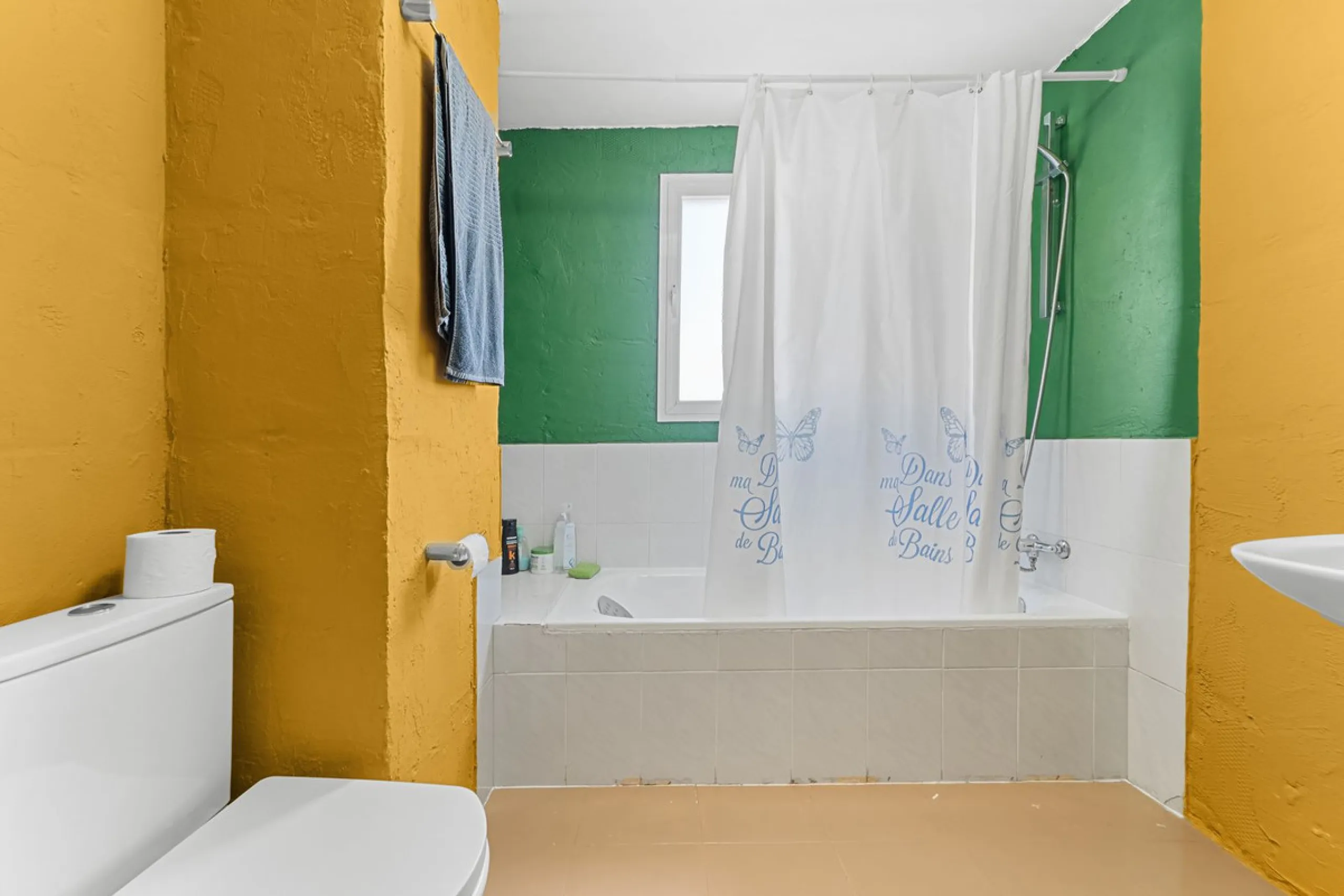 Big and cozy apartment in the center of Malaga city just a brisk 7 min walk down to the beach and 30 minutes to the center. This apartment located on the last floor of the building is a duplex with lots of space and natural light. We actually have 2 apart