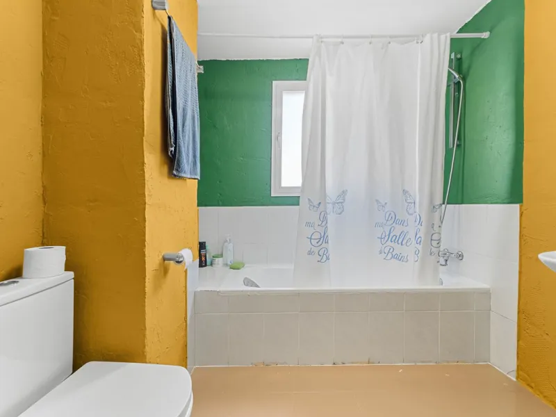 Big and cozy apartment in the center of Malaga city just a brisk 7 min walk down to the beach and 30 minutes to the center. This apartment located on the last floor of the building is a duplex with lots of space and natural light. We actually have 2 apart