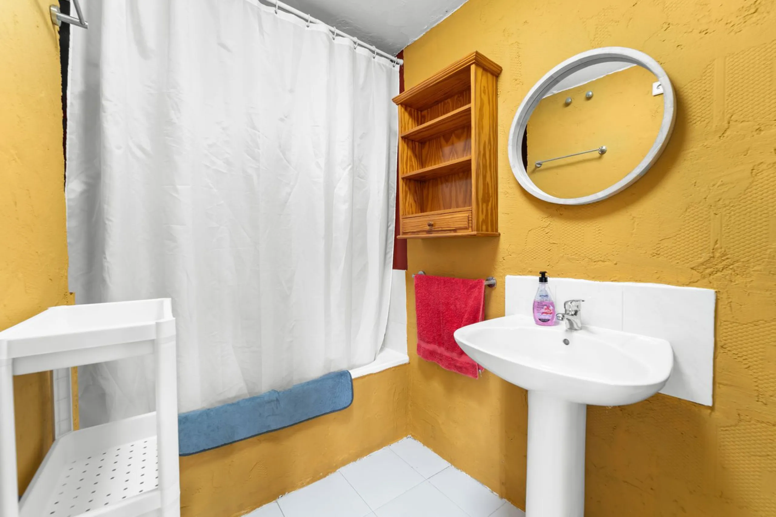 Big and cozy apartment in the center of Malaga city just a brisk 7 min walk down to the beach and 30 minutes to the center. This apartment located on the last floor of the building is a duplex with lots of space and natural light. We actually have 2 apart