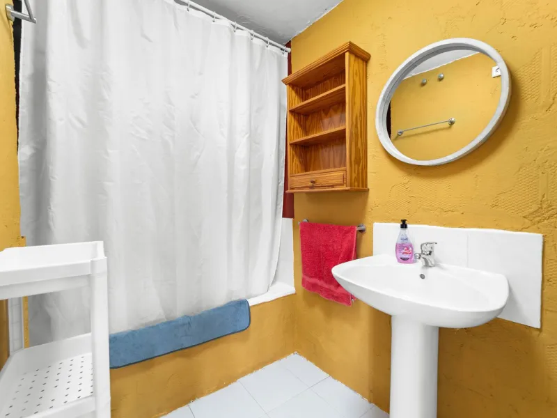 Big and cozy apartment in the center of Malaga city just a brisk 7 min walk down to the beach and 30 minutes to the center. This apartment located on the last floor of the building is a duplex with lots of space and natural light. We actually have 2 apart