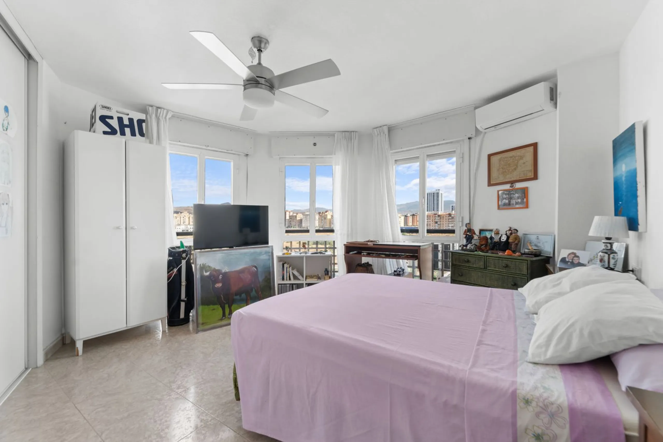 Big and cozy apartment in the center of Malaga city just a brisk 7 min walk down to the beach and 30 minutes to the center. This apartment located on the last floor of the building is a duplex with lots of space and natural light. We actually have 2 apart