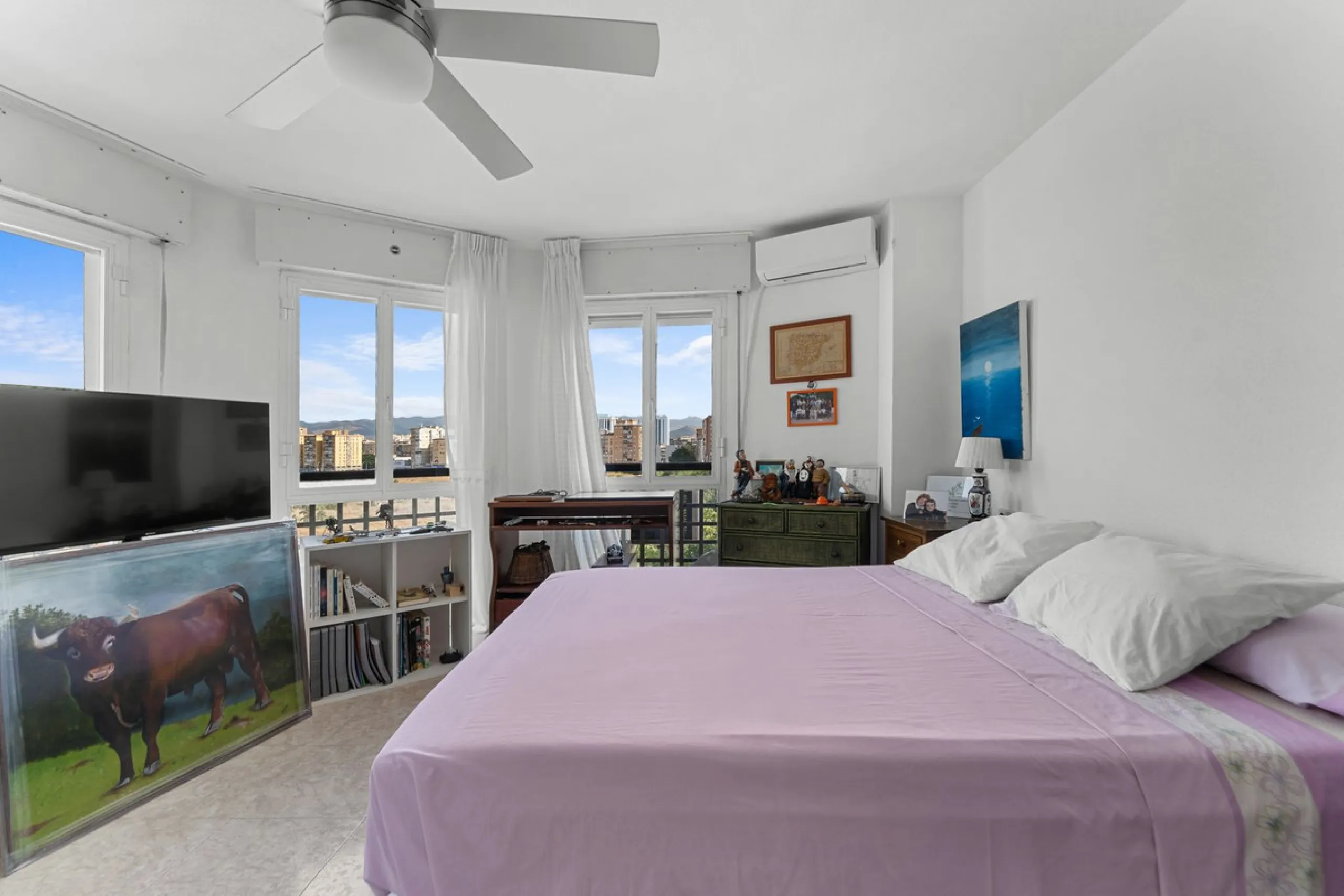 Big and cozy apartment in the center of Malaga city just a brisk 7 min walk down to the beach and 30 minutes to the center. This apartment located on the last floor of the building is a duplex with lots of space and natural light. We actually have 2 apart