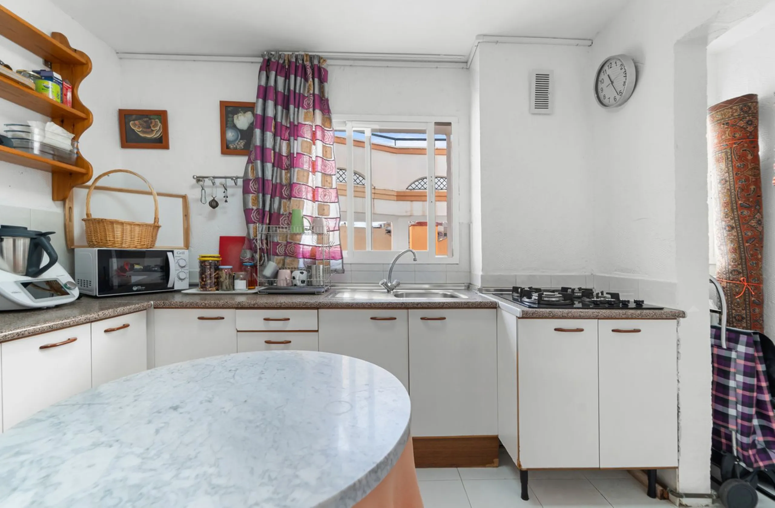 Big and cozy apartment in the center of Malaga city just a brisk 7 min walk down to the beach and 30 minutes to the center. This apartment located on the last floor of the building is a duplex with lots of space and natural light. We actually have 2 apart