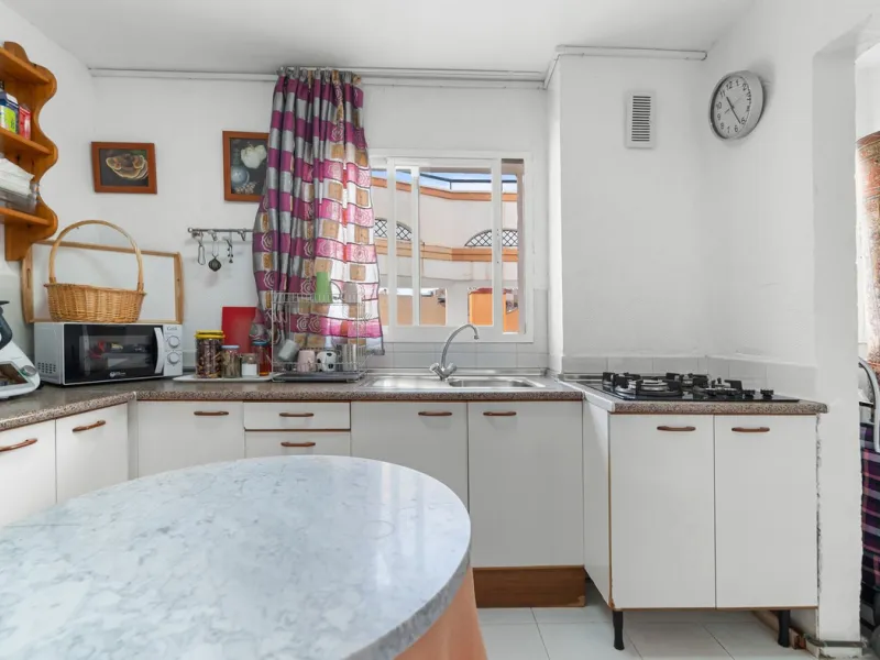 Big and cozy apartment in the center of Malaga city just a brisk 7 min walk down to the beach and 30 minutes to the center. This apartment located on the last floor of the building is a duplex with lots of space and natural light. We actually have 2 apart