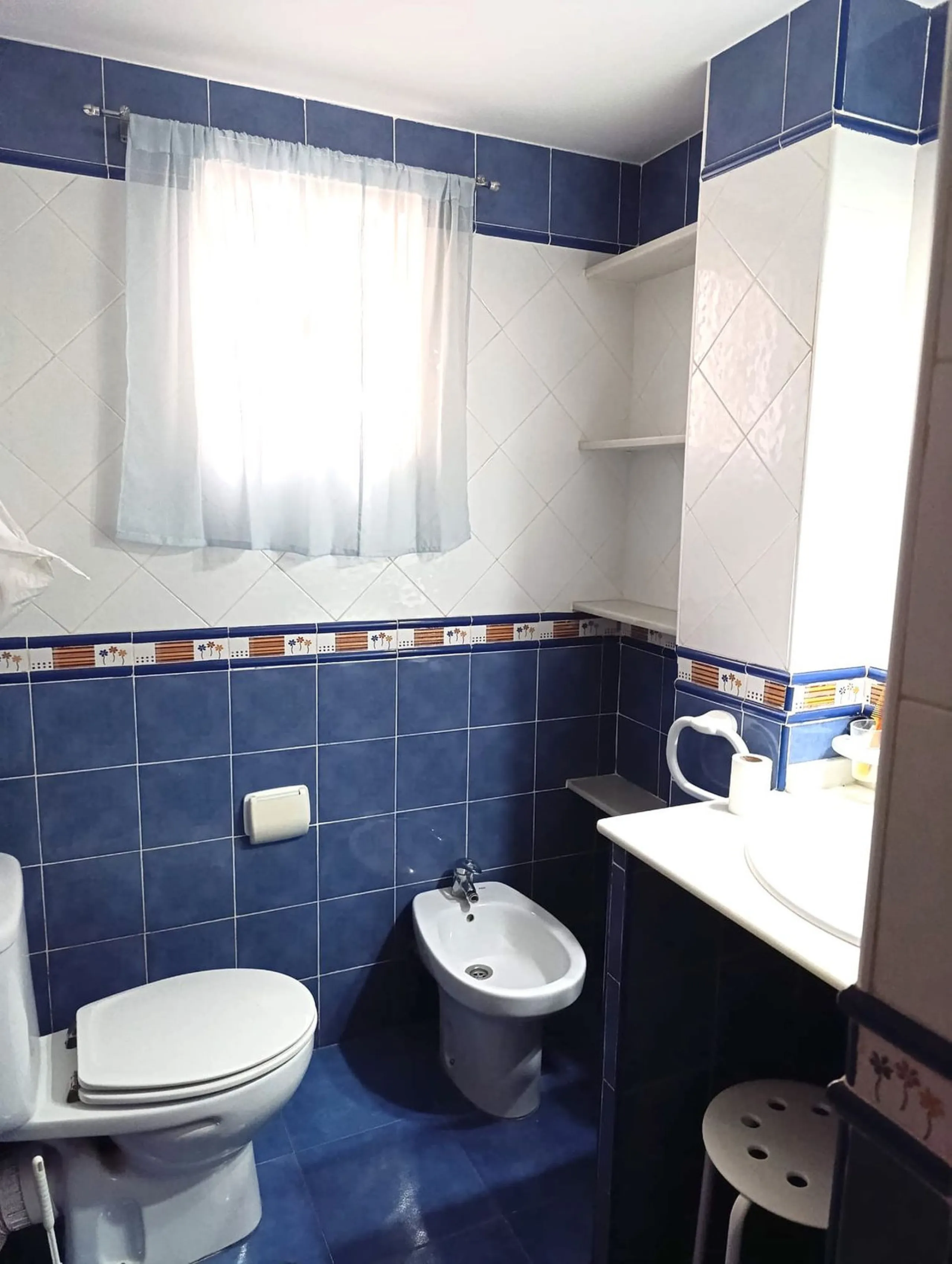 Spacious and Luminous 3-Bedroom Apartment in the Heart of Estepona's Centro – Exterior-Facing with Terrace, Elevator, and Prime Beach Proximity!
