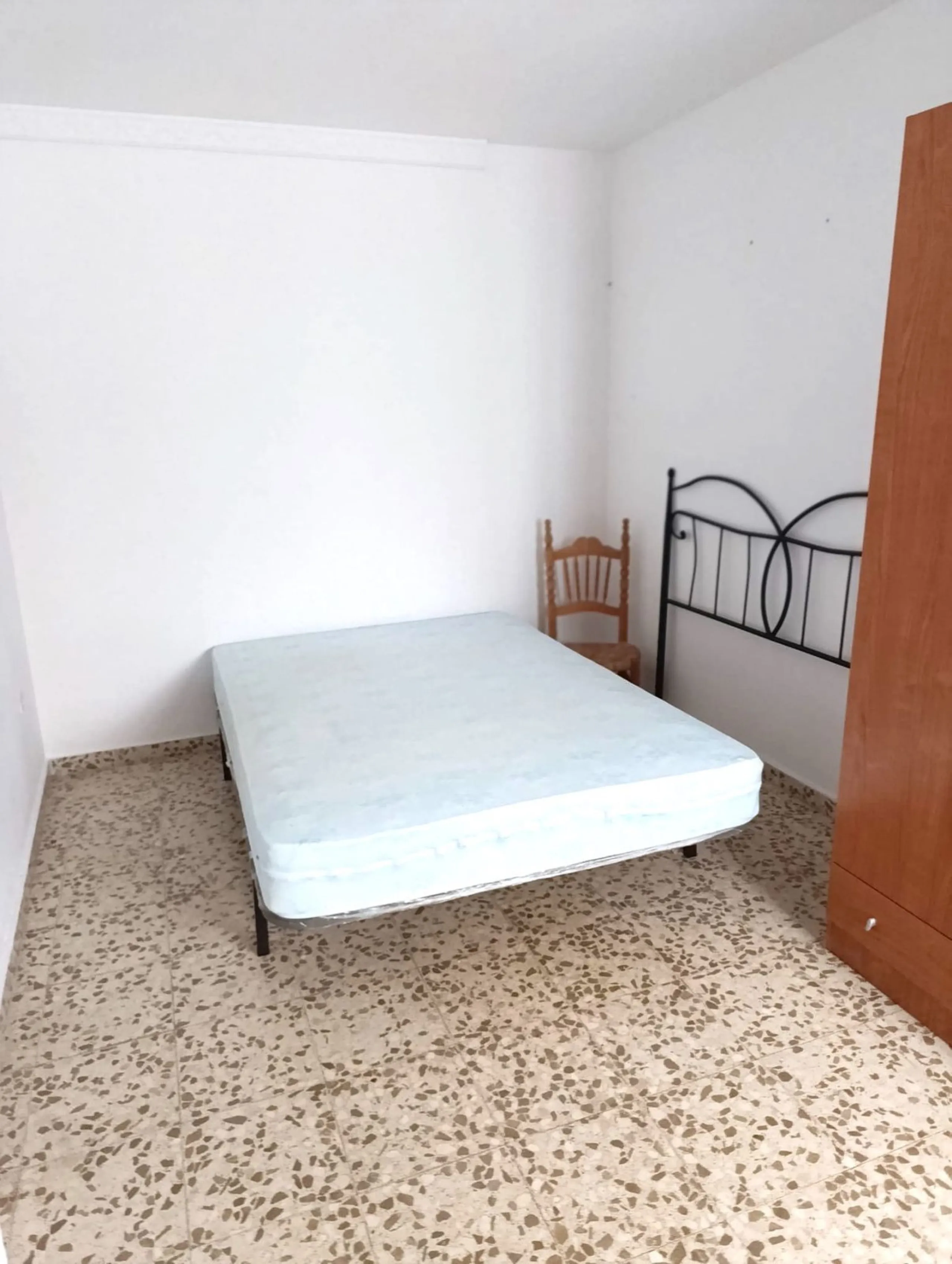 Spacious and Luminous 3-Bedroom Apartment in the Heart of Estepona's Centro – Exterior-Facing with Terrace, Elevator, and Prime Beach Proximity!