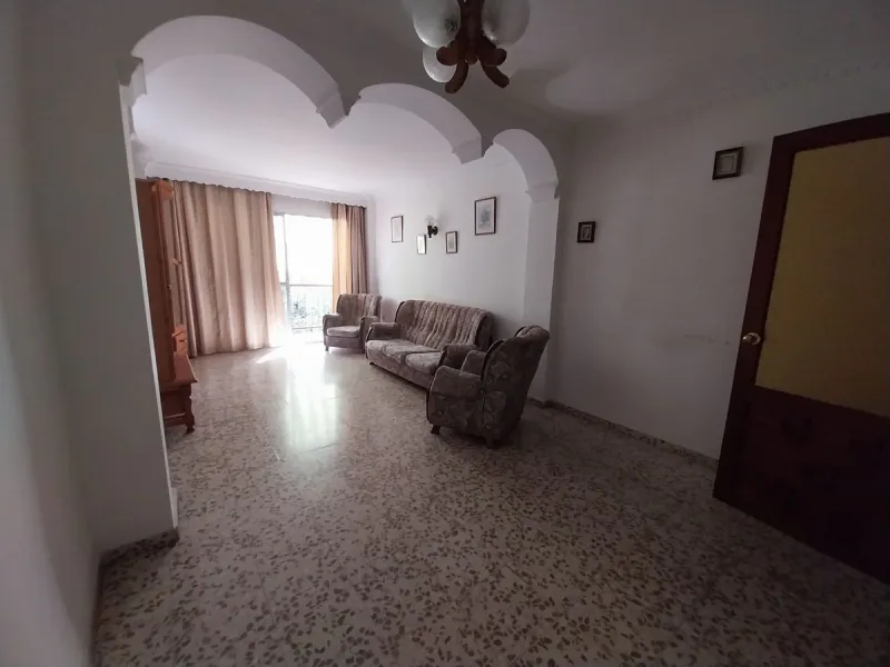 Spacious and Luminous 3-Bedroom Apartment in the Heart of Estepona's Centro – Exterior-Facing with Terrace, Elevator, and Prime Beach Proximity!