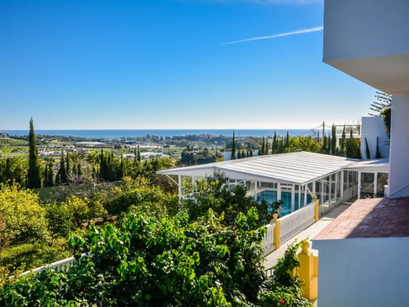 Wonderful Villa Estepona with self contained apartment, separate guest house, orchard, stables and beautiful sea views.