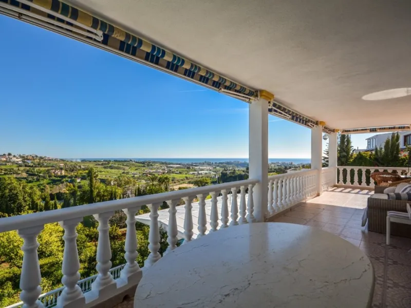 Wonderful Villa Estepona with self contained apartment, separate guest house, orchard, stables and beautiful sea views.