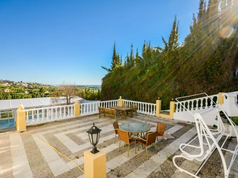 Wonderful Villa Estepona with self contained apartment, separate guest house, orchard, stables and beautiful sea views.