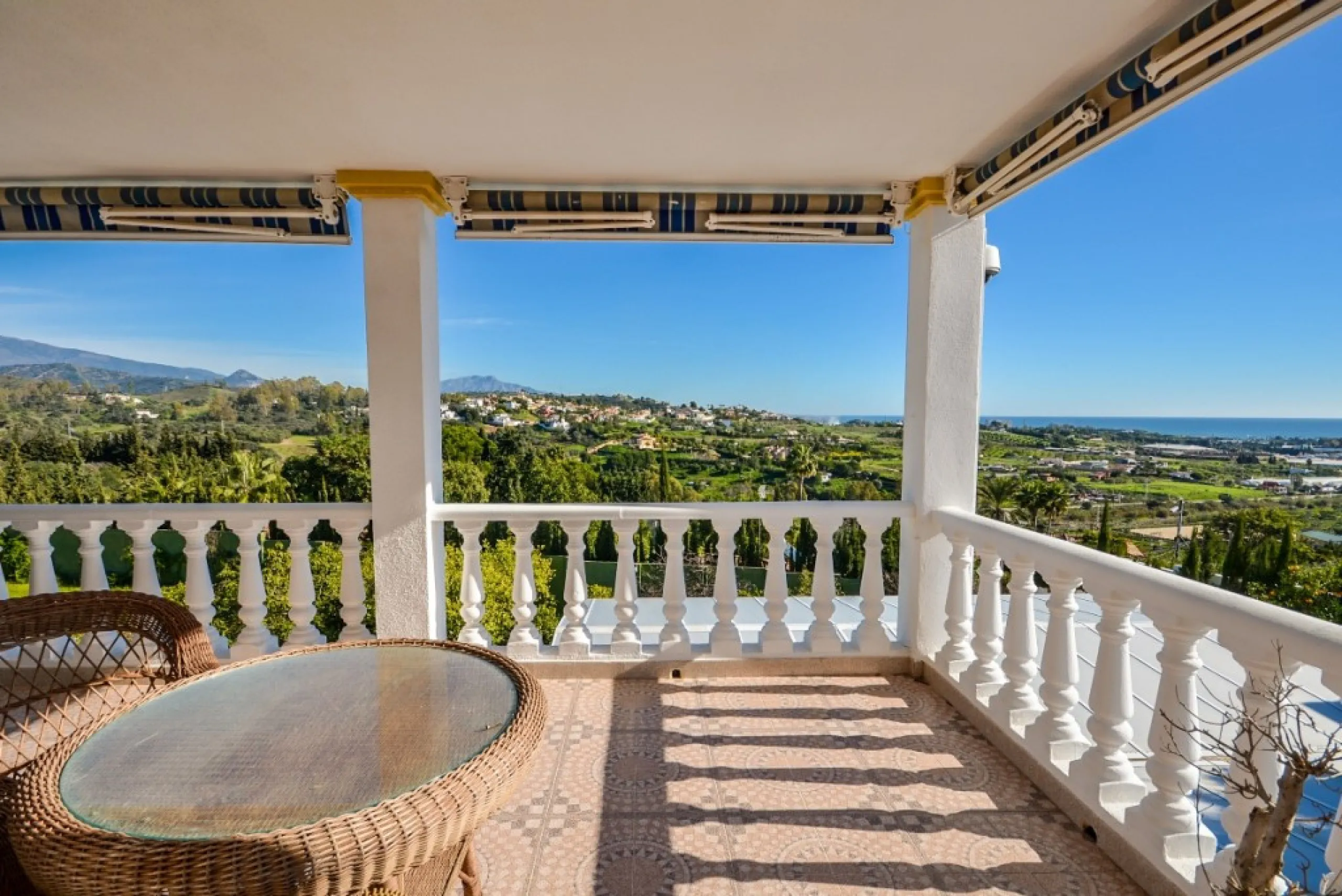 Wonderful Villa Estepona with self contained apartment, separate guest house, orchard, stables and beautiful sea views.