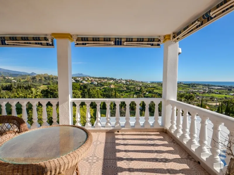 Wonderful Villa Estepona with self contained apartment, separate guest house, orchard, stables and beautiful sea views.