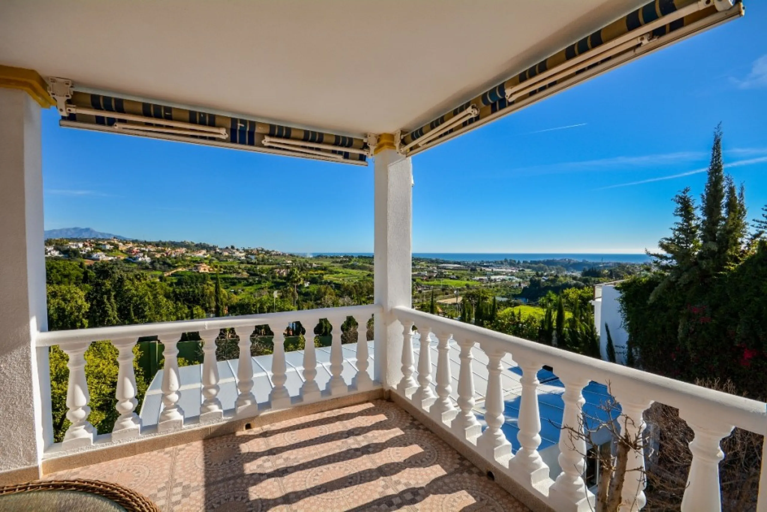 Wonderful Villa Estepona with self contained apartment, separate guest house, orchard, stables and beautiful sea views.