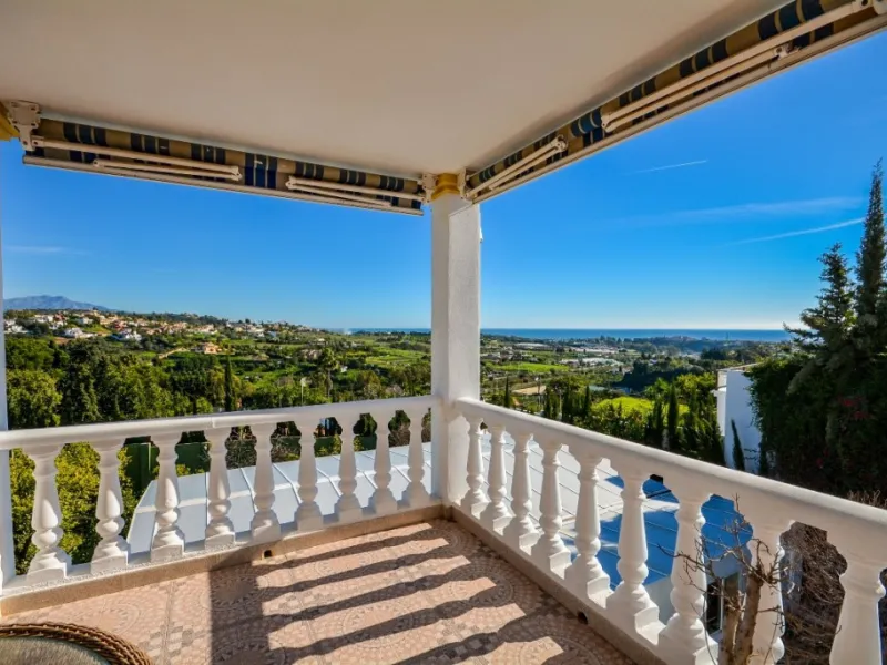 Wonderful Villa Estepona with self contained apartment, separate guest house, orchard, stables and beautiful sea views.