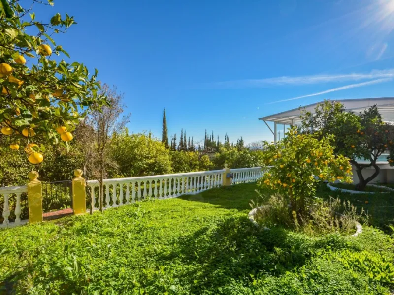 Wonderful Villa Estepona with self contained apartment, separate guest house, orchard, stables and beautiful sea views.